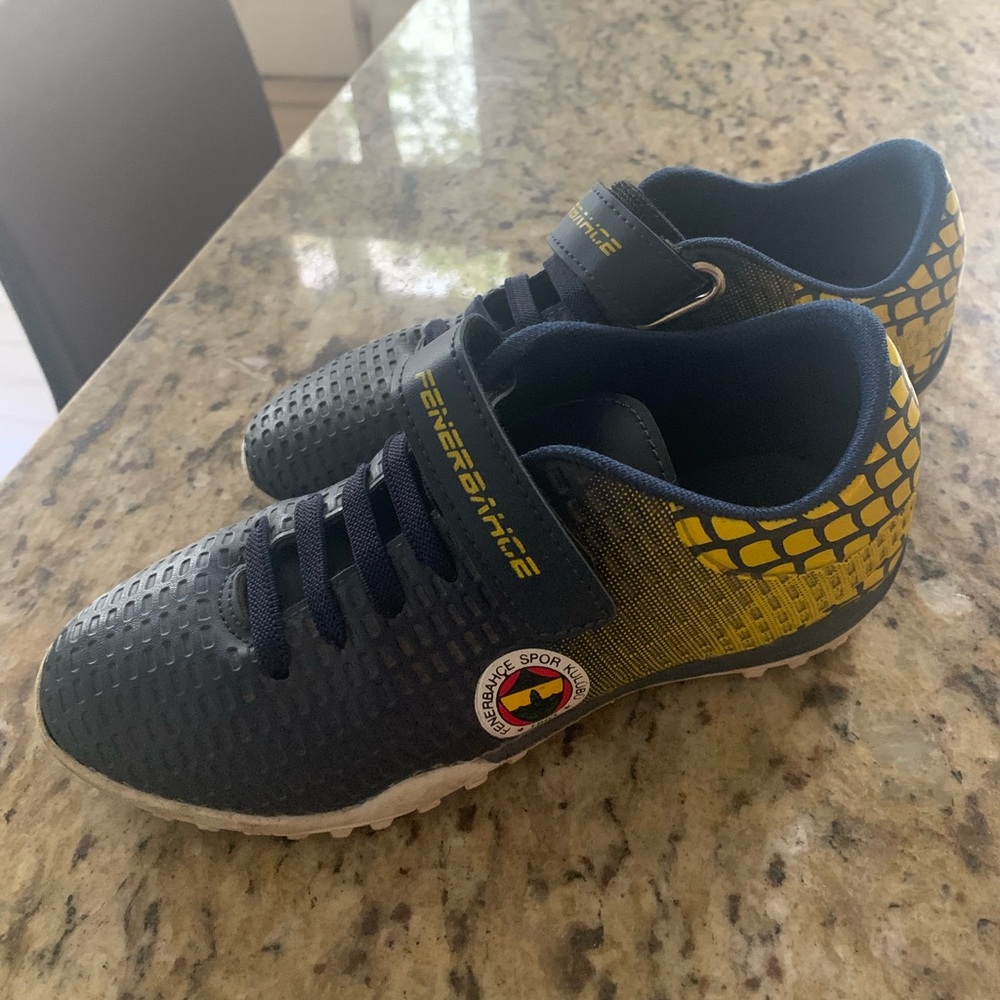 Boys indoor soccer cleats. Gently worn. US size 1.